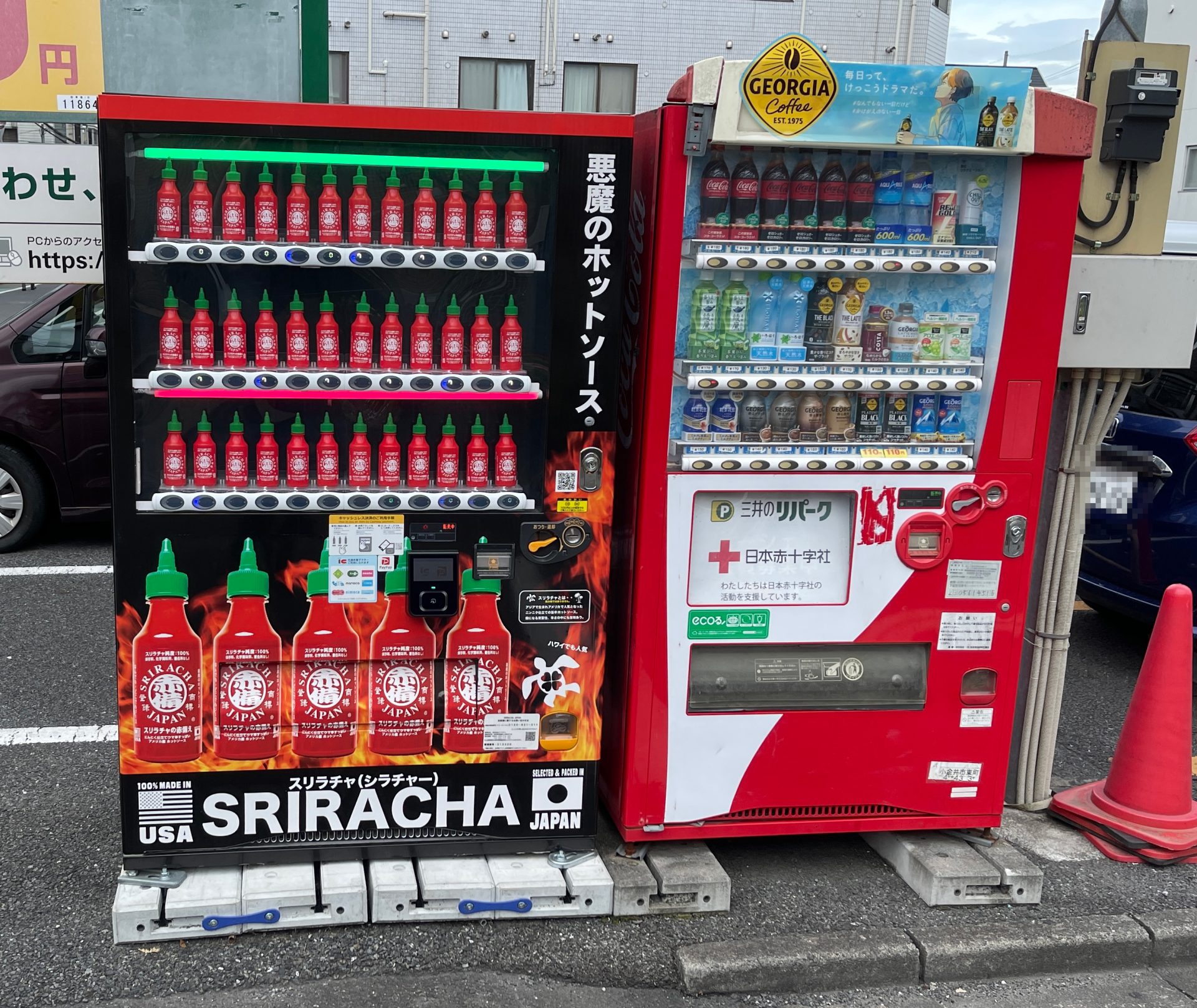 スリラチャの赤備え】を自販機で買ってみた。値段はまぁまぁするけど使い方次第で色んなレシピに合いそうなホットソースです！ Pieceｺｶﾞﾈｲ  小金井市の総合タウン情報