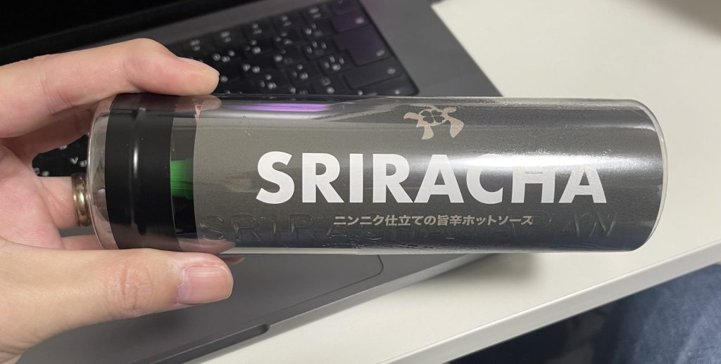 【スリラチャの赤備え】を自販機で買ってみた。値段はまぁまぁするけど使い方次第で色んなレシピに合いそうなホットソースです！