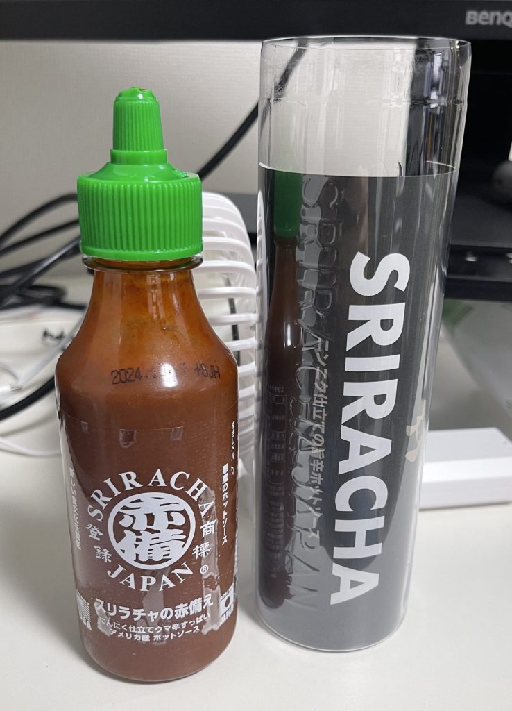 【スリラチャの赤備え】を自販機で買ってみた。値段はまぁまぁするけど使い方次第で色んなレシピに合いそうなホットソースです！